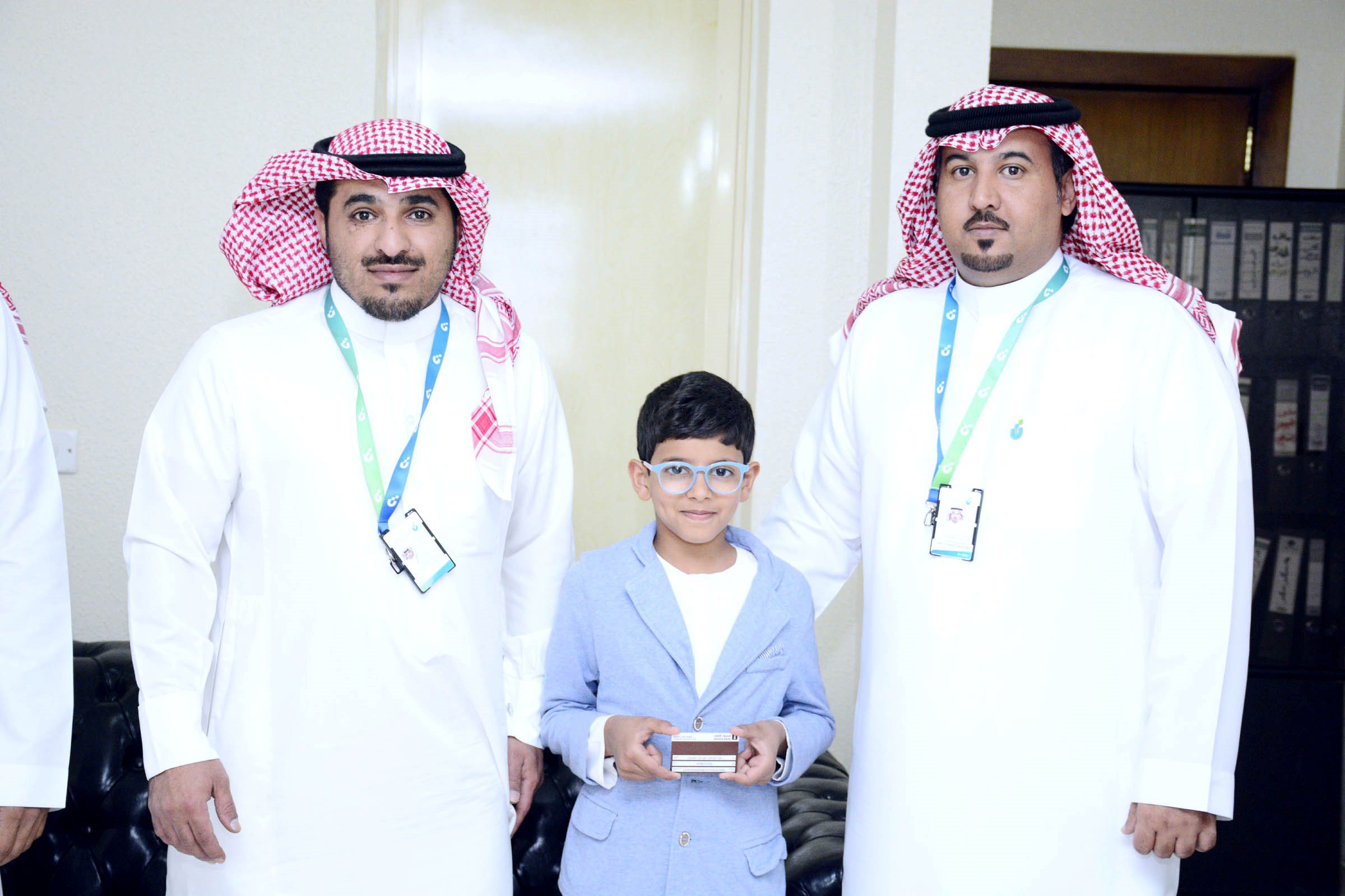 تشجيعاً له على حرصه واهتمامه بالادخار ... بنك التنمية الاجتماعية يتفاعل مع طلب طفل بفتح حساب ادخاري