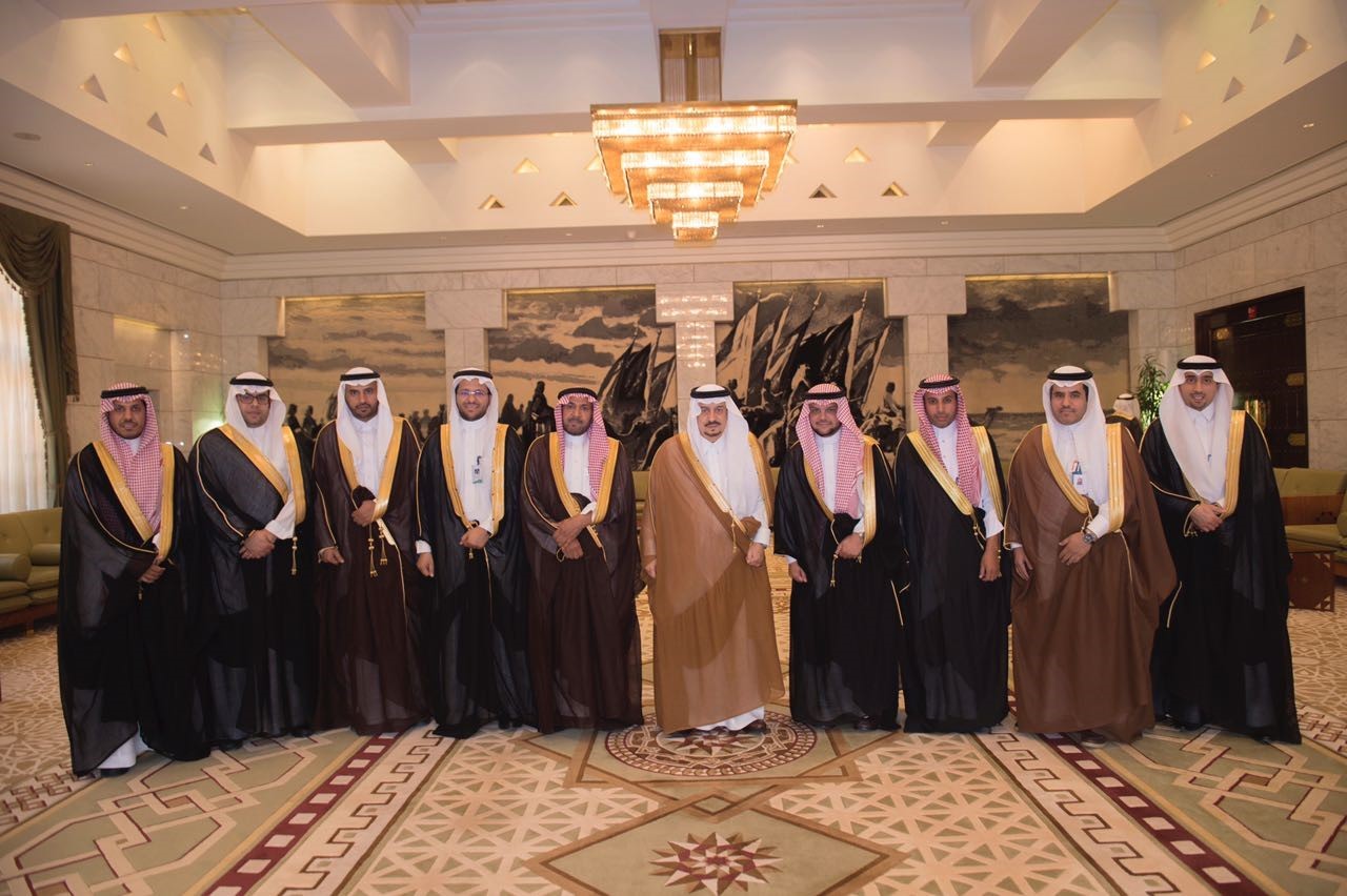 سمو أمير منطقة الرياض يستقبل وفداً من البنك