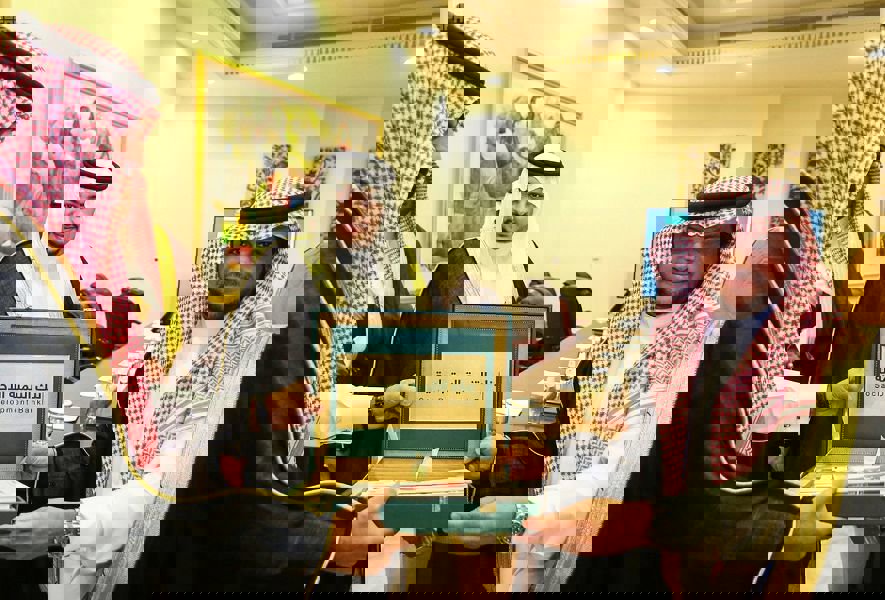 أمير منطقة الجوف يطّلع على خدمات وبرامج البنك